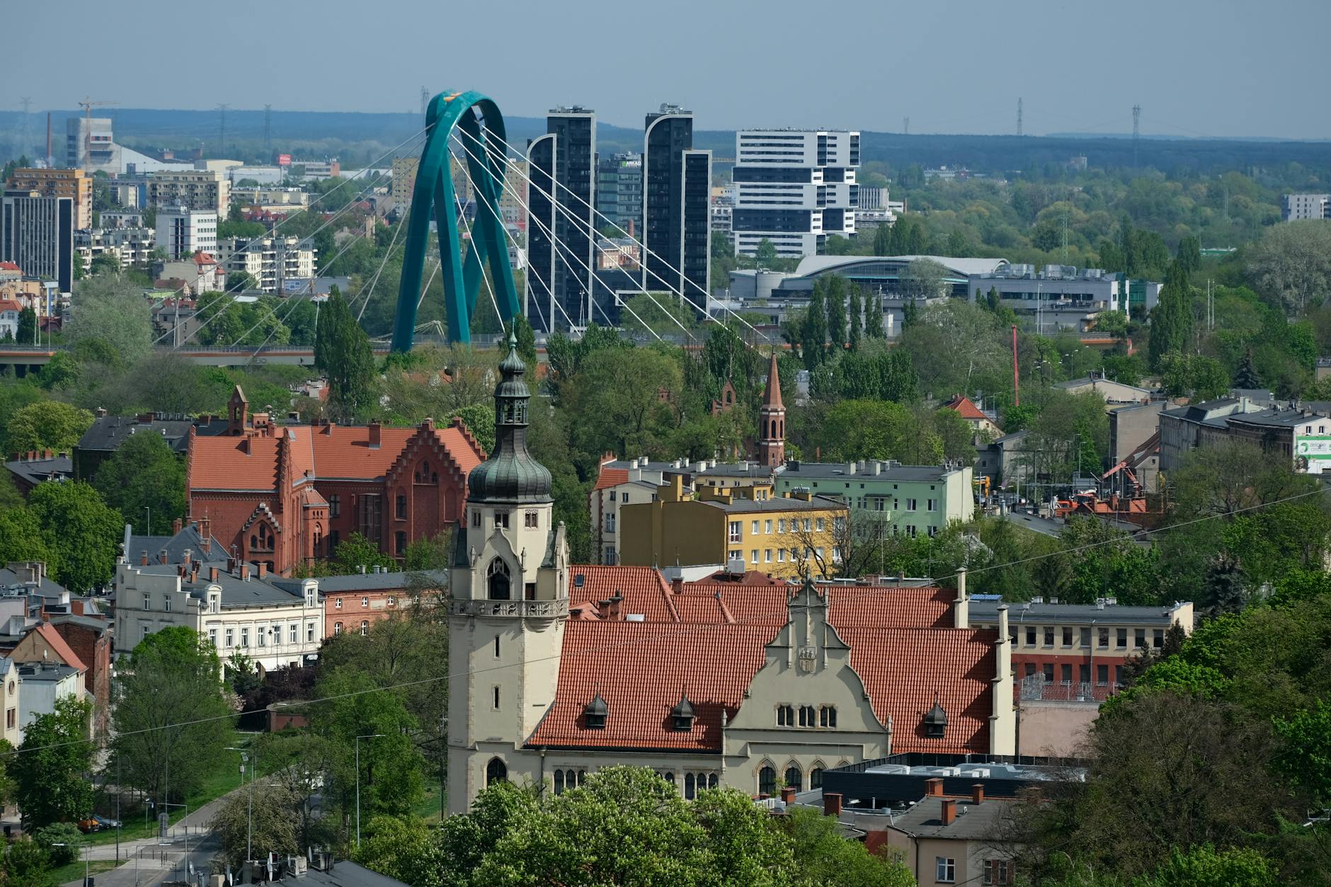 Ilustracja symbolizująca rozwój edukacyjny i bezpieczeństwo w Kostrzynie nad Odrą